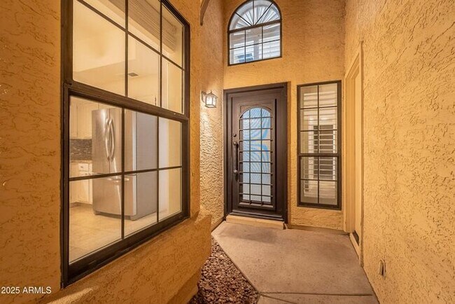Building Photo - 3-bedroom townhome in great central Phoeni...