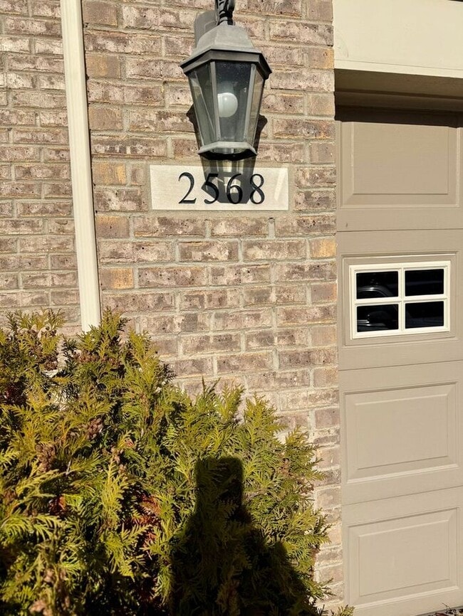 Building Photo - Beautiful 3BR 3BA Townhouse • Updated Kitchen • Deck • 2-Car Garage in Beavercreek