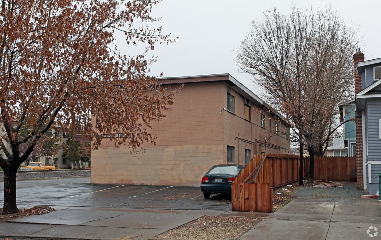 Building Photo - 401 E 7th St