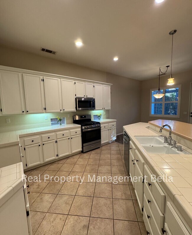 Foto del edificio - Charming 3-Bedroom Home with Open Floor Plan and Covered Patio