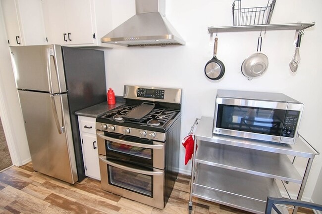 Building Photo - 116 1/2 24th ST Unit REAR