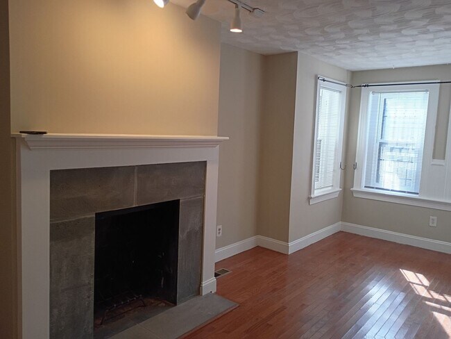 Foto del edificio - Modern Capitol Hill Location Basement Newly Renovated Unit with 1 Bedroom, 1 Bathroom,