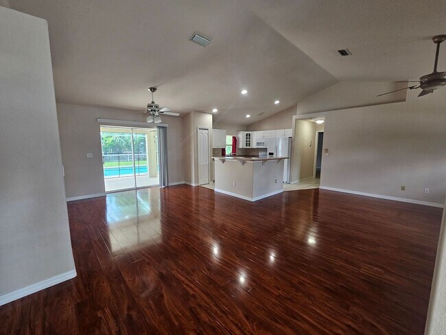 Foto del edificio - Pool Home 3 Bedroom 2 Bath close to shoppi...