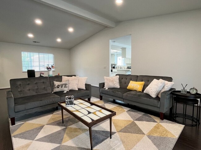 Foto del edificio - 3685 Fairway Dr