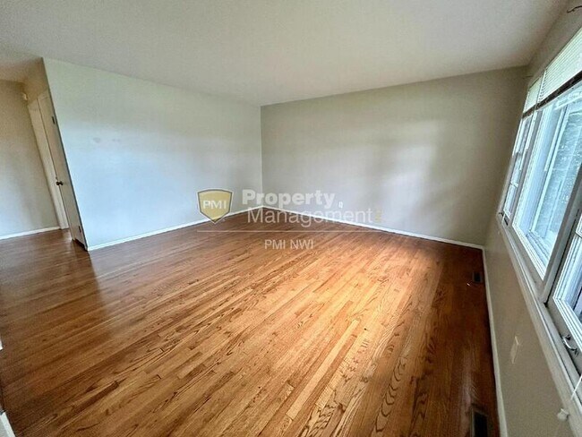 Building Photo - 398 Raritan Dr