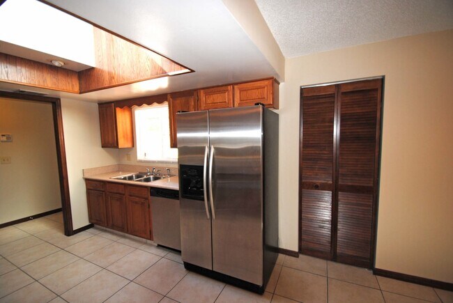 Building Photo - 1963 Ontario Cir S