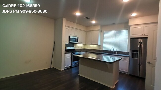 Foto del edificio - Eastvale 3 Bedroom Condo