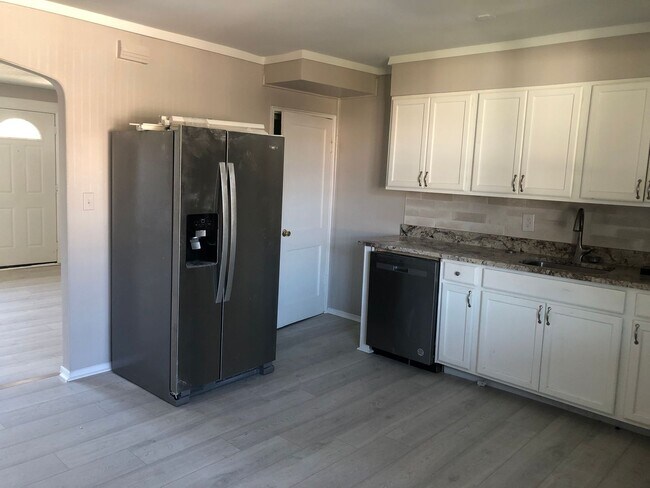 Building Photo - Renovated 2bed 2bath in Middle River