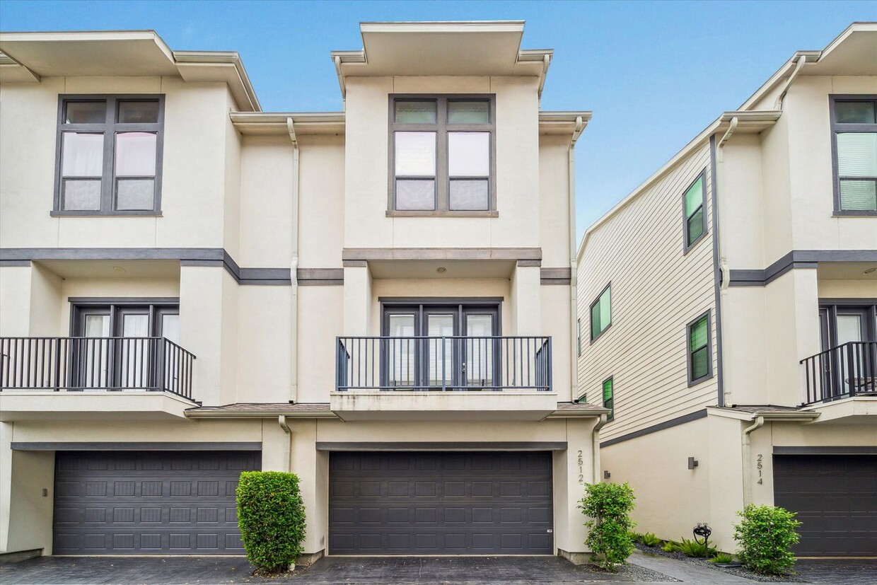 Foto principal - Midtown Townhouse for Lease Move-in Ready