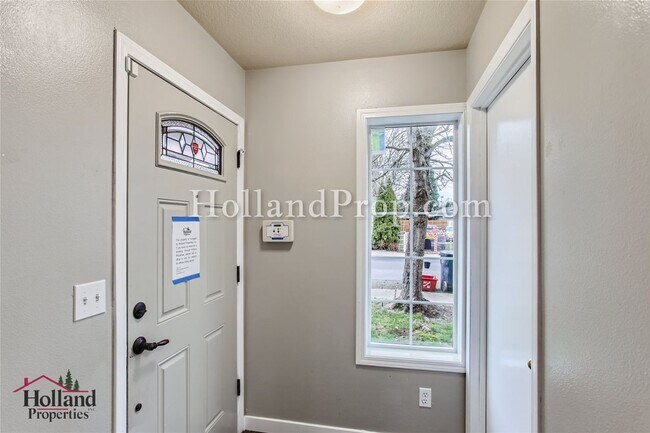 Building Photo - 3 bedroom home in Beaverton area