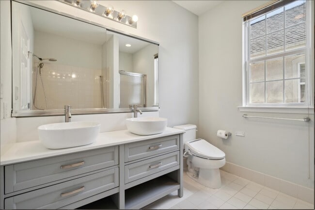 master bedroom bathroom - 2119 Verona Dr