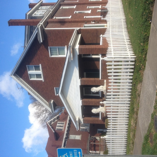 Building Photo - 704 10th Ave