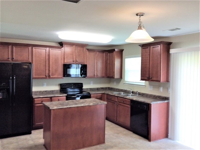 Foto del edificio - 211 Lindpoint Ln