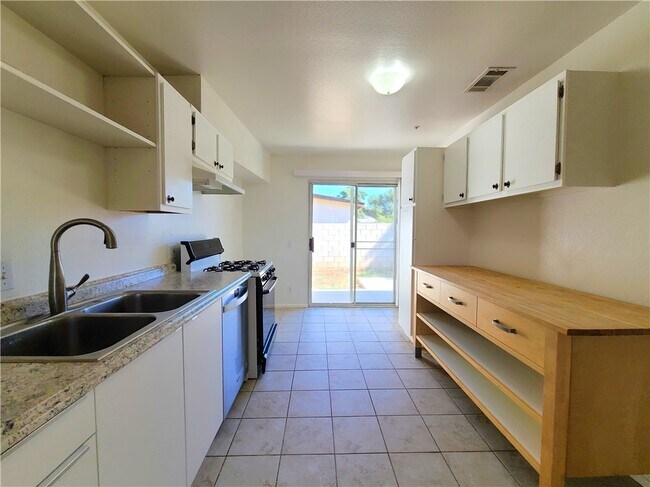 Foto del edificio - 12694 Valley View St