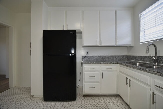 Building Photo - 4565 Hazeltine Ave
