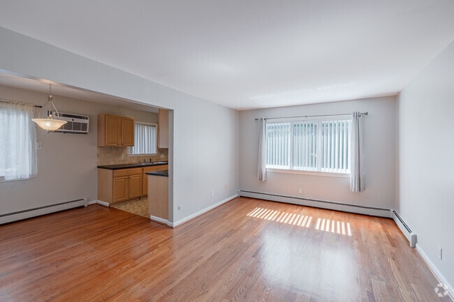 1BR, 1BA - 585SF, Living Room - 484 E Breckenridge St