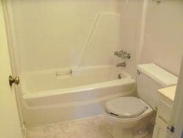 Building Photo - Like new 2 bedroom/1bath duplex