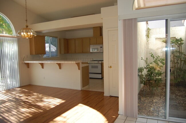 Building Photo - 3 bed, 2 bath, 2 car garage in Roseville