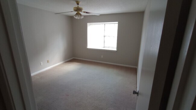 Building Photo - 404 8th Avenue NE