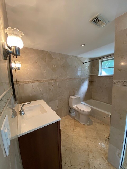 Baño principal con mármol - 7680 SW 82nd St