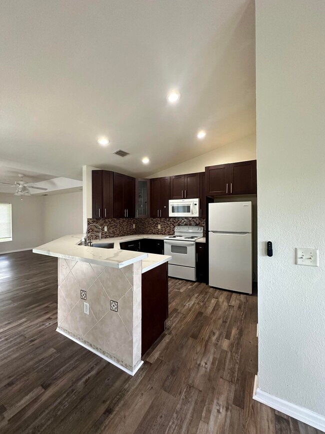 Foto del edificio - 2482 SE Camarin St