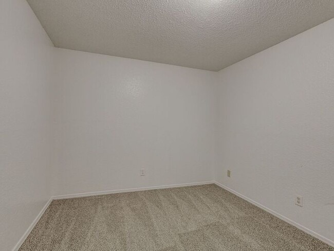 Building Photo - MOVE IN SPECIAL NO DEPOSIT IF LEASED BY JU...