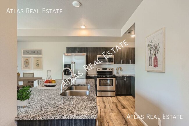 Building Photo - Amazing 3 bed/3 bath Townhome with Private...
