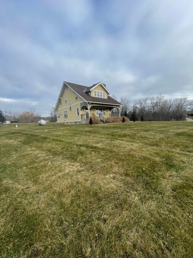 Foto del edificio - Four Bedroom Farmhouse on Three Acres