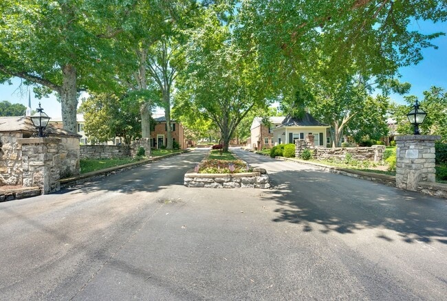 Foto del edificio - Fantastic 1BR/1BA condo in the desirable Georgetown Condominiums in the heart of Green Hills!