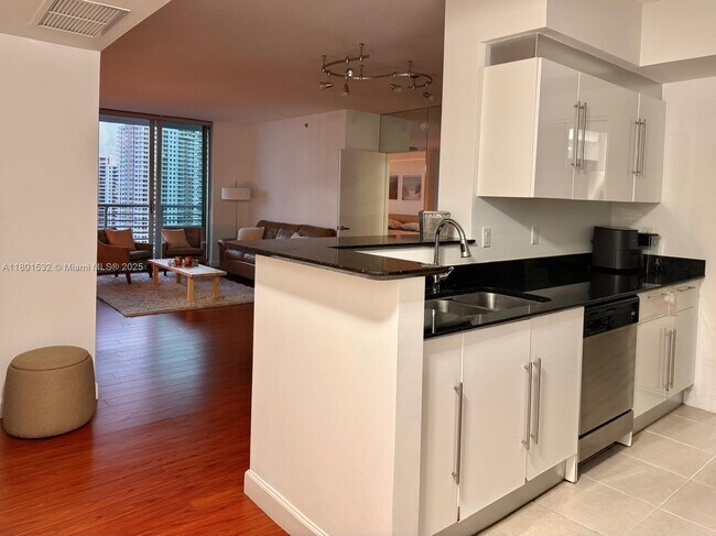 Foto del edificio - 335 S Biscayne Blvd
