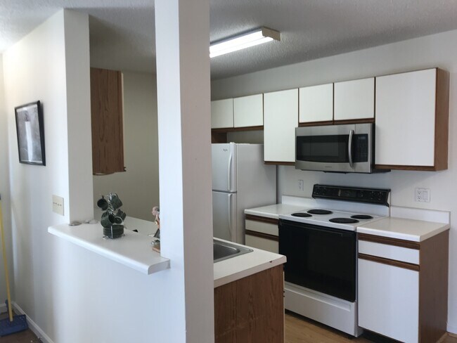 Foto del edificio - FIRST FLOOR, SURFSIDE BEACH THREE-BEDROOM CONDO, AVAILABLE SOON!!