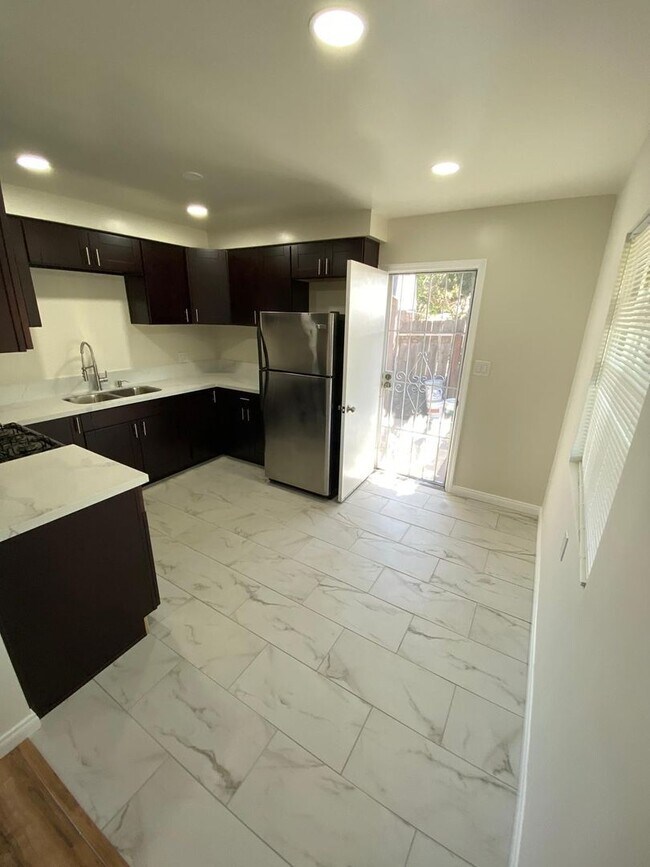 Foto del edificio - 3 Bedroom 1 Full Bath Remodeled Twin-Home