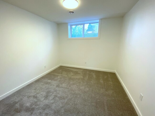 Building Photo - 7724-7105 105 Ave NW