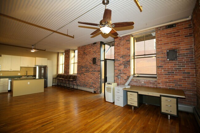 Building Photo - Rustic Charm in the Heart of Downtown Denv...