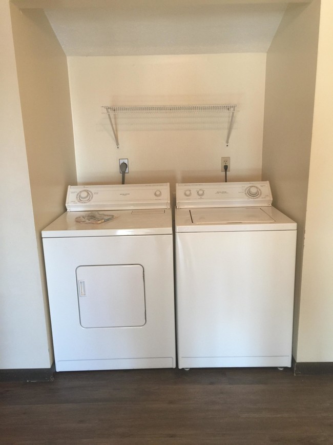 Washer/dryer - 305 W Virginia Ave
