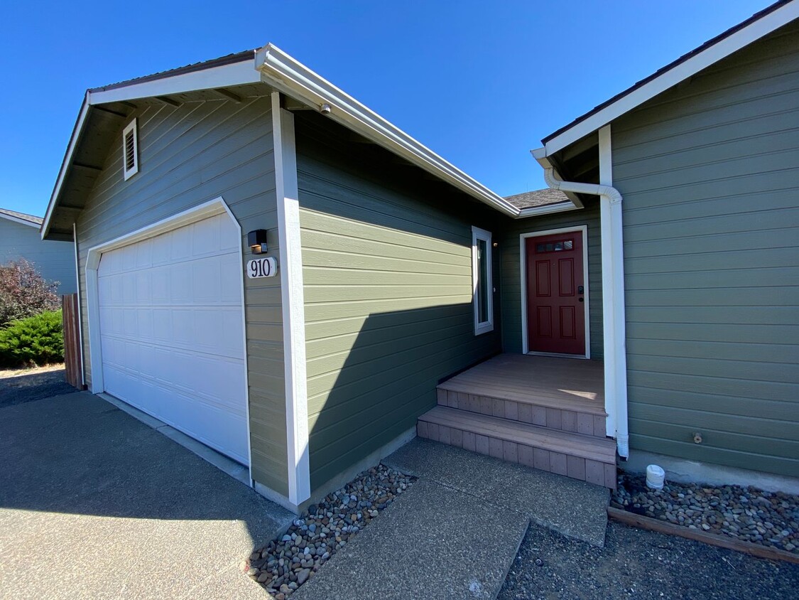 Primary Photo - Newly Remodeled! Close to CWU 4 Rooms !! -...