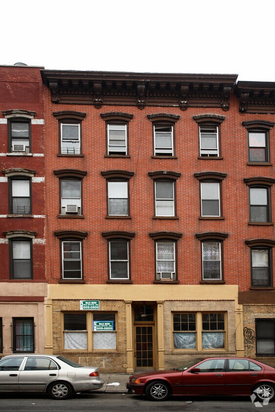 Foto del edificio - 108 Greenpoint Ave
