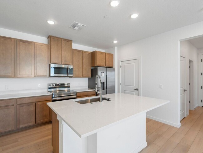 Foto del edificio - Penthouse level condo with HUGE garage AND private off-street parking