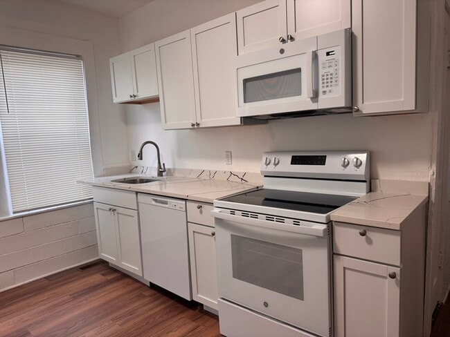 Building Photo - 100 Elliot St