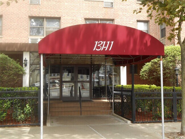Foto del edificio - 131-11 Kew Gardens Rd