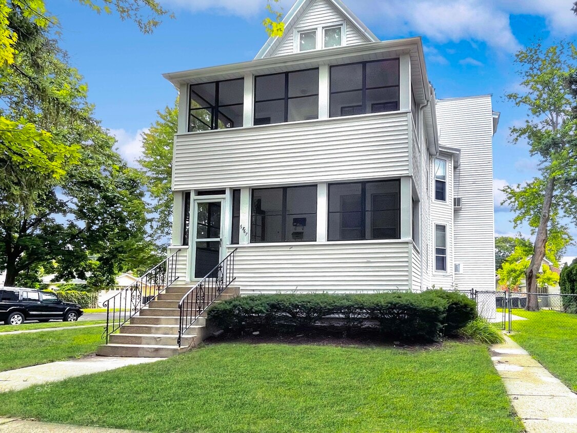 Primary Photo - 6863 N Ottawa Ave