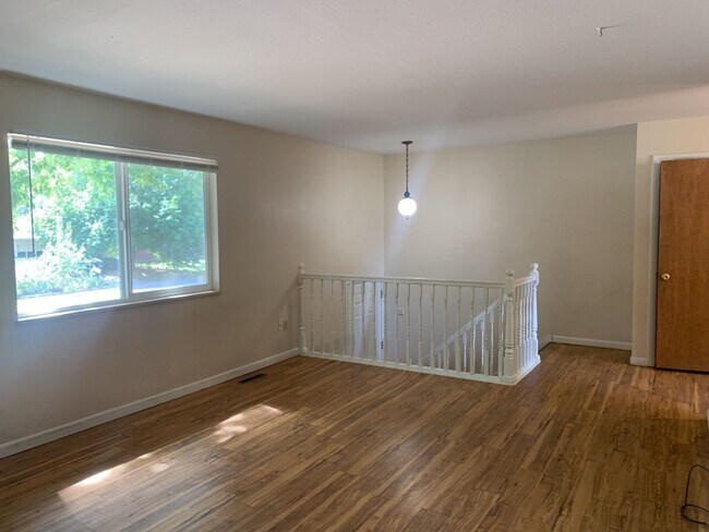Foto del edificio - Mid-Town Single Family Home w/ Spacious Fenced Yard