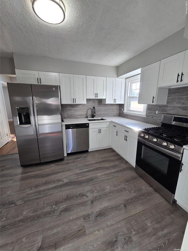 Foto principal - 70 E Valley Stream Blvd