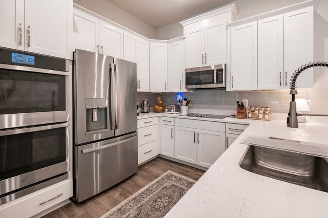Building Photo - Stunning 2 BR/2.5 BA Townhome in Rockville!
