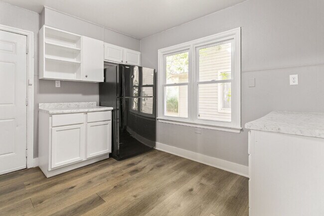 Foto del edificio - This updated 4-bedroom, 1-bath home is rea...