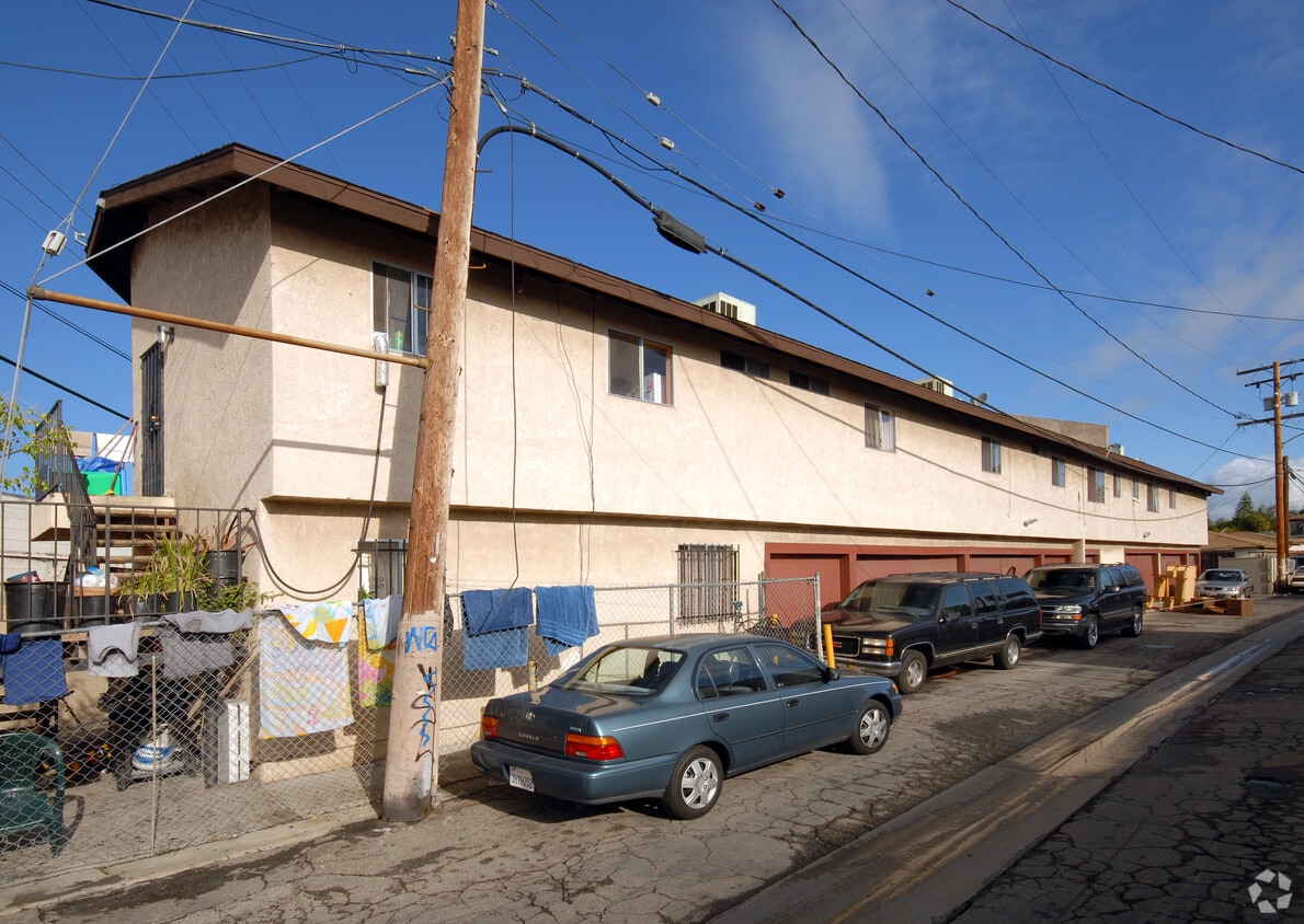 Building Photo - 1446-1448 S Woods Ave