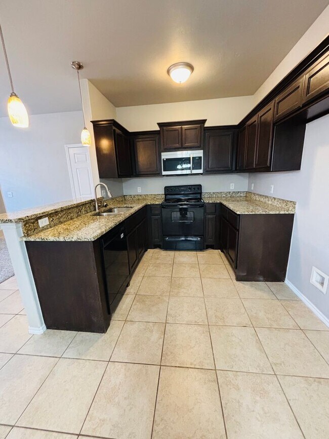 Building Photo - 3 Bedroom 2 Bath Duplex with 2 car Garage!!