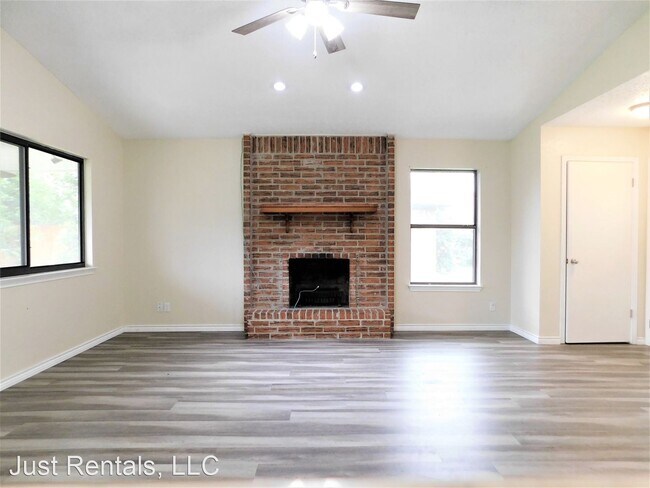 Building Photo - 3 br, 2 bath House - 2404 Lago Trl