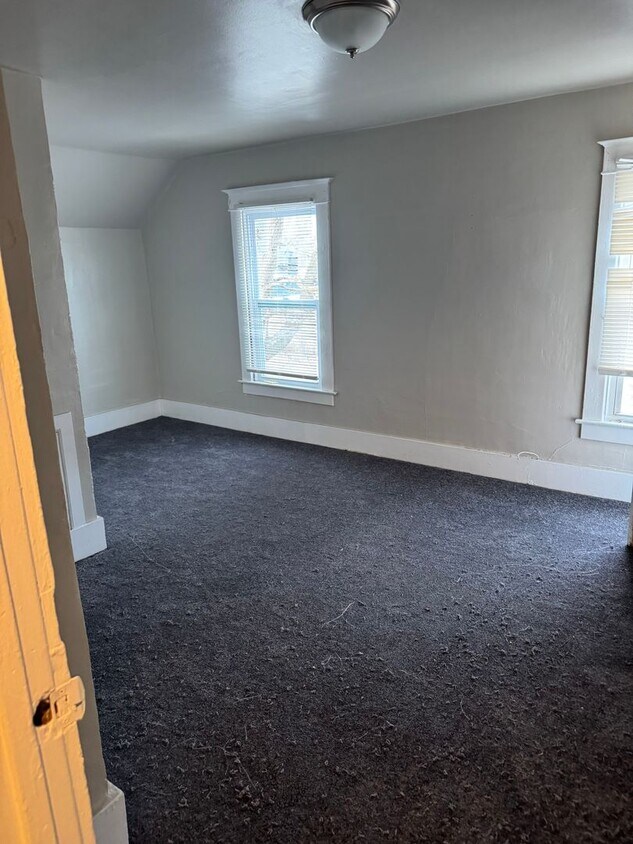 Foto del edificio - Huge 3 bedroom, 1 bath home featuring updates throughout