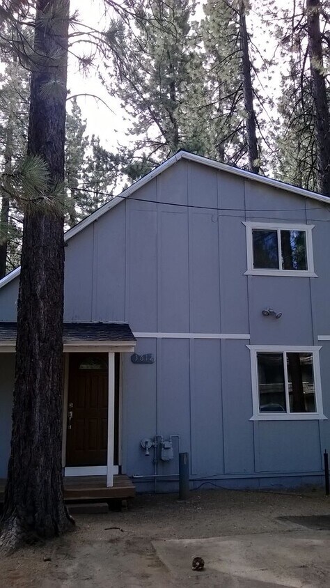 Primary Photo - Lovely pet friendly 3Bd home avail. for vi...
